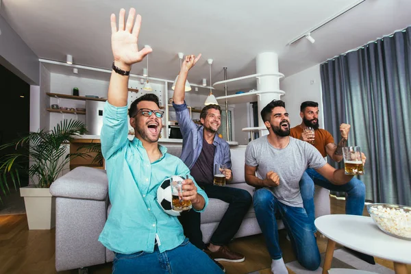 Aufgeregte Freunde Schauen Fußballspiel Und Halten Bier Und Popcorn Der — Stockfoto