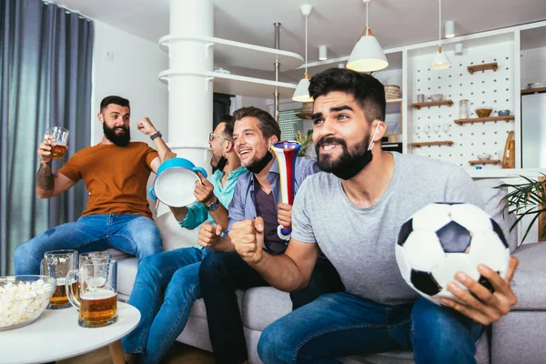 Aufgeregte Freunde Schauen Fußballspiel Und Halten Bier Und Popcorn Der — Stockfoto