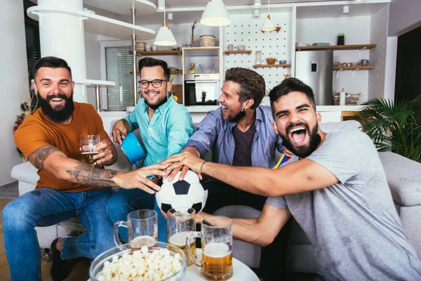 Amigos Emocionados Viendo Partido Fútbol Sosteniendo Cerveza Palomitas Maíz —  Fotos de Stock