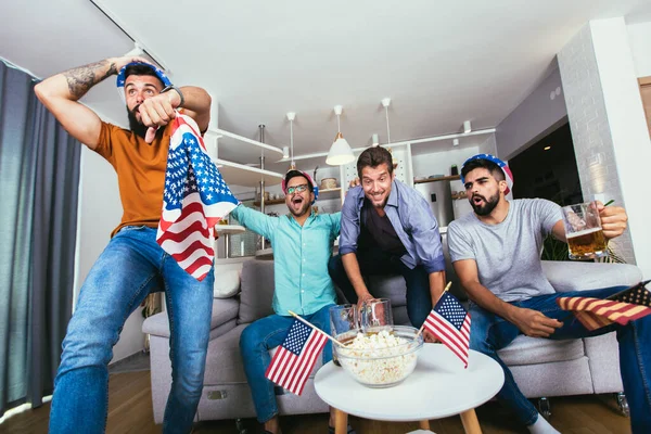 Freunde Feuern Gemeinsam Die Liga Halten Rugby Ball Während Sie — Stockfoto