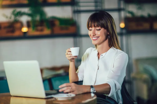 Ung Kvinna Sitter Cafeterian Och Utföra Online Shopping — Stockfoto