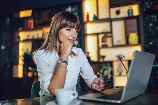 Wanita Muda Yang Duduk Kantin Dan Melakukan Belanja Online — Stok Foto