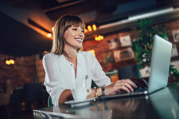 Vackra Attraktiv Kvinna Kaféet Med Bärbar Dator Med Fika — Stockfoto