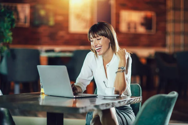 Vackra Attraktiv Kvinna Kaféet Med Bärbar Dator Med Fika — Stockfoto