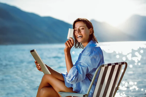 Mujer Feliz Con Tableta Digital Tarjeta Crédito Comprar Línea Sentado — Foto de Stock