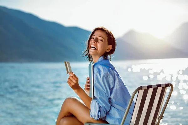 Mujer Feliz Con Tableta Digital Tarjeta Crédito Comprar Línea Sentado —  Fotos de Stock