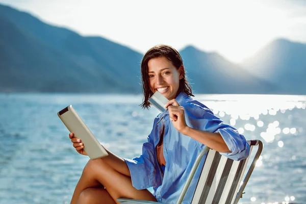 Mujer Feliz Con Tableta Digital Tarjeta Crédito Comprar Línea Sentado — Foto de Stock