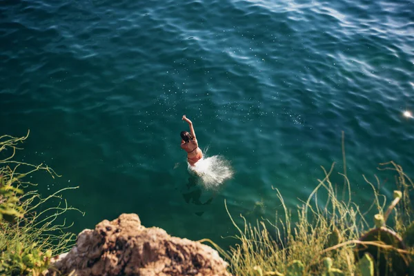 Женщина Спрыгнула Скалы Море Летний Стиль Жизни — стоковое фото