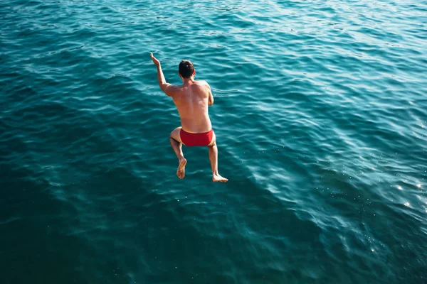Man Jumping Cliff Sea Summer Fun Lifestyle — Stock Photo, Image
