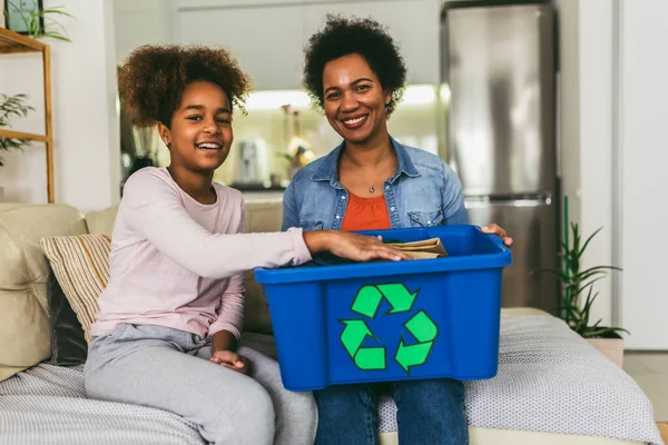 Mère Fille Triant Les Vêtements Dans Des Boîtes Donner Recycler — Photo