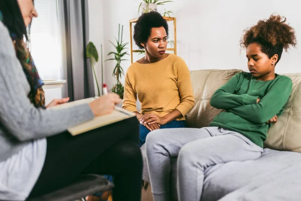 Mor Och Hennes Tonårsdotter Pratar Med Terapeut — Stockfoto