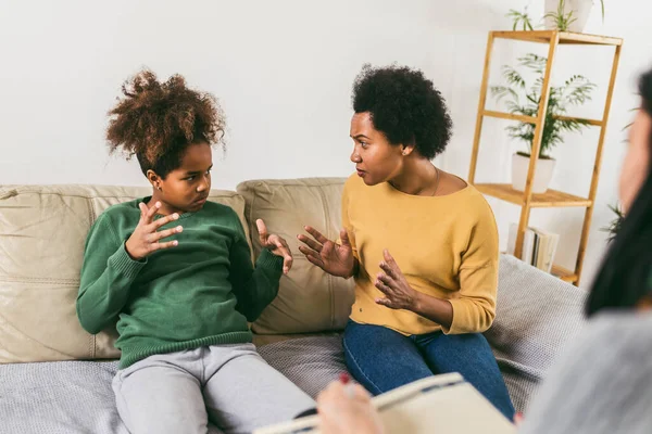 Mère Fille Adolescente Parlent Avec Thérapeute — Photo