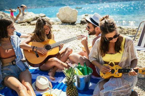 Группа Друзей Гитарой Веселятся Пляже Путешествия Летние Каникулы — стоковое фото