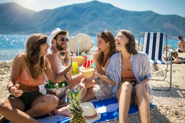 Счастливые Друзья Веселятся Коктейлями Пляжной Вечеринке Путешествия Летние Каникулы — стоковое фото