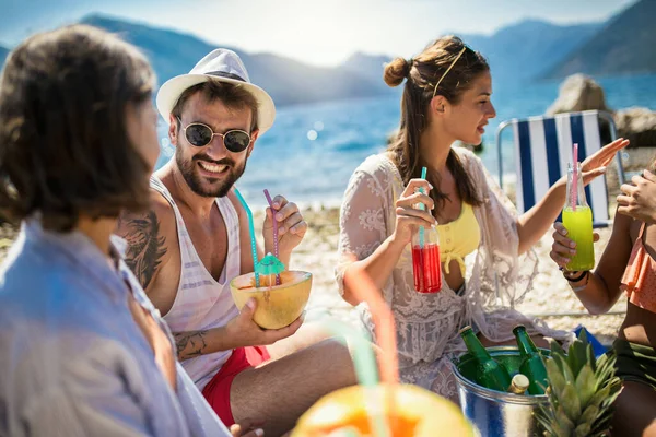 Счастливые Друзья Веселятся Коктейлями Пляжной Вечеринке Путешествия Летние Каникулы — стоковое фото