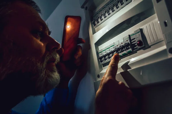 Crise Energética Homem Completa Escuridão Segurando Telefone Para Investigar Uma — Fotografia de Stock