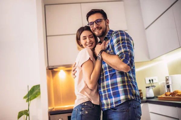 若いですカップルで現代的なキッチン ダンスと笑い 幸せな若い妻と夫移動お気に入りの音楽 — ストック写真