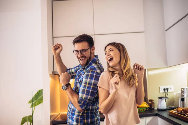Modern Mutfakta Genç Bir Çift Dans Ediyor Gülüyor Mutlu Bir — Stok fotoğraf
