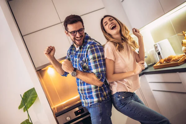 Молодая Пара Современной Кухне Танцы Смех Счастливая Молодая Жена Муж — стоковое фото