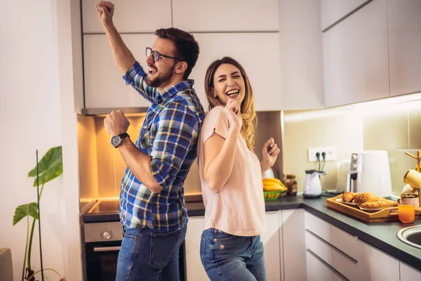 Молодая Пара Современной Кухне Танцы Смех Счастливая Молодая Жена Муж — стоковое фото
