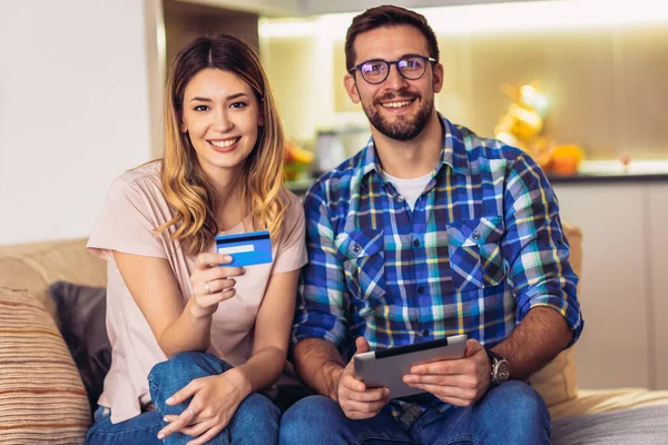 Young Cheerful Couple Shopping Online Home Couple Shopping Online Credit — Stock Photo, Image
