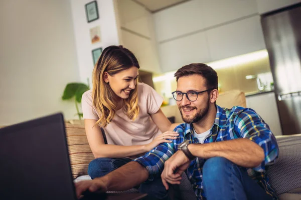 Pareja Joven Muy Alegre Sentarse Relajarse Sofá Acogedor Mirar Computadora —  Fotos de Stock