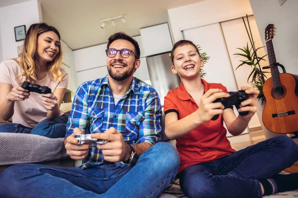 Mutlu Aile Portresi Boş Zamanlarını Bilgisayar Oyunları Yarışmasına Katılarak Geçiriyor — Stok fotoğraf