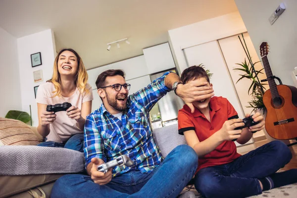 幸せな家族の肖像画は 光の近代的な家庭で受賞したビデオゲームコンテストに出席時間を費やす — ストック写真