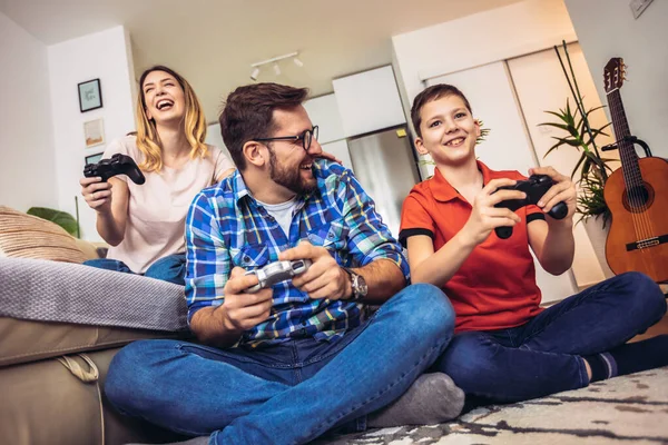 Retrato Familia Feliz Pasar Tiempo Libre Asistiendo Concurso Videojuegos Ganar — Foto de Stock