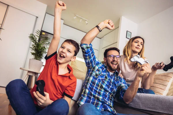 Retrato Familia Feliz Pasar Tiempo Libre Asistiendo Concurso Videojuegos Ganar —  Fotos de Stock