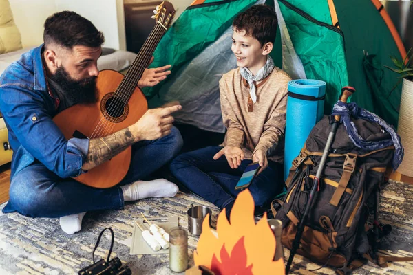 Far Søn Leger Har Det Sjovt Med Camping Telt Deres - Stock-foto