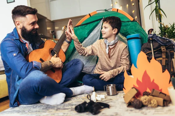 Отец Сын Играют Веселятся Палаткой Своей Гостиной Стиль Жизни Новая — стоковое фото