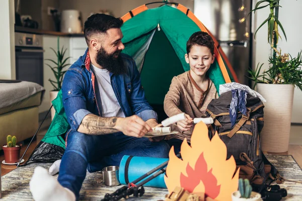 Père Fils Jouent Amusent Avec Tente Camping Dans Leur Salon — Photo