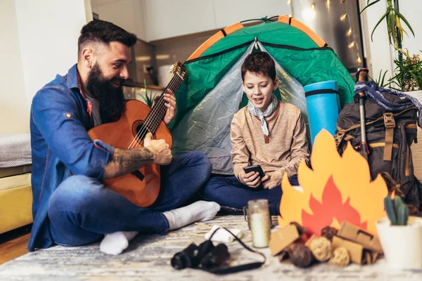 Far Søn Leger Har Det Sjovt Med Camping Telt Deres - Stock-foto