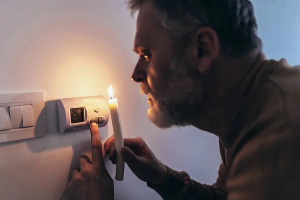 Crise Energética Homem Completa Escuridão Segurando Uma Vela Para Investigar — Fotografia de Stock