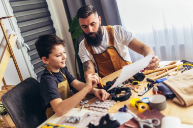 Gülümseyen baba oğluna evde odunla çalışmayı öğretiyor.. 