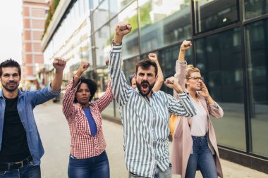 Sokaklarda protesto yapan bir grup eylemci