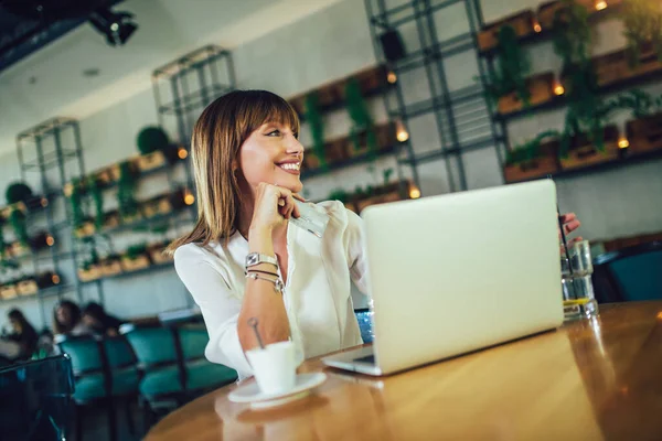 Jonge Vrouw Zit Cafetaria Gebruikt Credit Card Voor Online Winkelen — Stockfoto