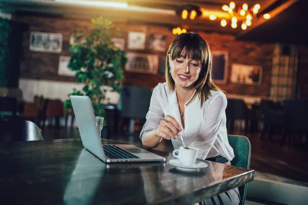 Vackra Attraktiv Kvinna Kaféet Med Bärbar Dator Med Fika — Stockfoto