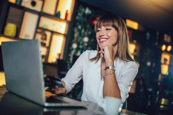 Mooie Aantrekkelijke Vrouw Het Café Met Een Laptop Met Een — Stockfoto