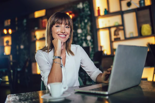 Vackra Attraktiv Kvinna Kaféet Med Bärbar Dator Med Fika — Stockfoto