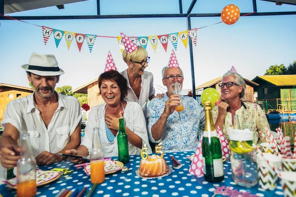 Senioren Feiern Geburtstag Hütte Fluss Und Haben Spaß — Stockfoto