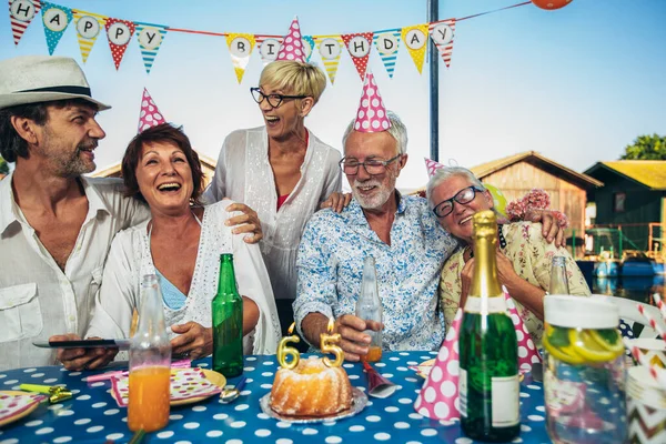 Senioren Feiern Geburtstag Hütte Fluss Und Haben Spaß — Stockfoto