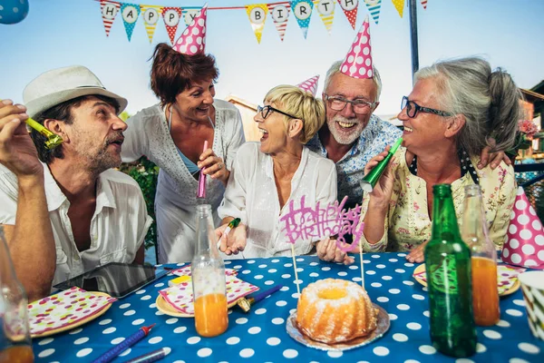 Pessoas Idosas Comemorando Aniversário Casa Campo Rio Divertindo — Fotografia de Stock