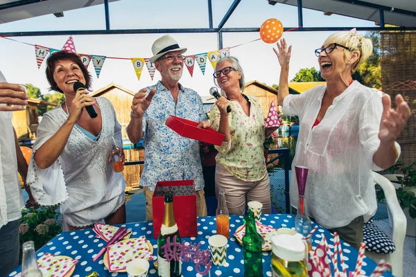 Idosos Cantando Karaoke Celebrando Aniversário Casa Campo Rio — Fotografia de Stock