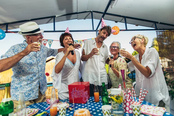 Idosos Cantando Karaoke Celebrando Aniversário Casa Campo Rio — Fotografia de Stock