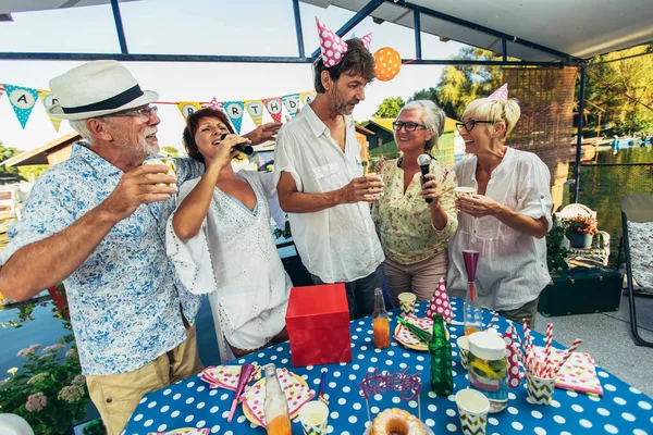 Idosos Cantando Karaoke Celebrando Aniversário Casa Campo Rio — Fotografia de Stock