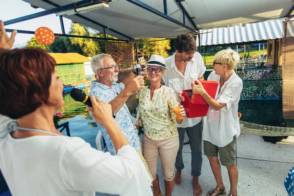 Senioren Singen Karaoke Und Feiern Geburtstag Der Hütte Fluss — Stockfoto