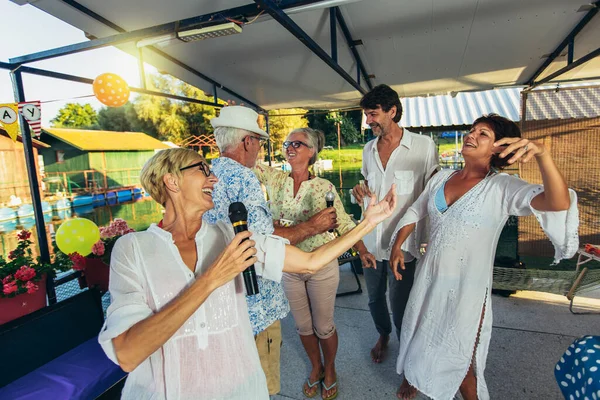 Senioren Singen Karaoke Und Feiern Geburtstag Der Hütte Fluss — Stockfoto