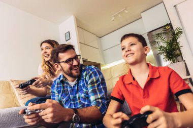 Mutlu aile portresi boş zamanlarını bilgisayar oyunları yarışmasına katılarak geçiriyor. Açık modern evlerde kazanıyor..